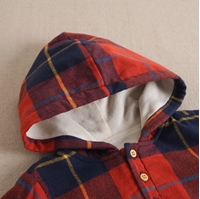 Imagen de Chaqueta de bebé niño tipo canguro con capucha blanca de borrreguillo de cuadros tartán rojos y azules botones de madera