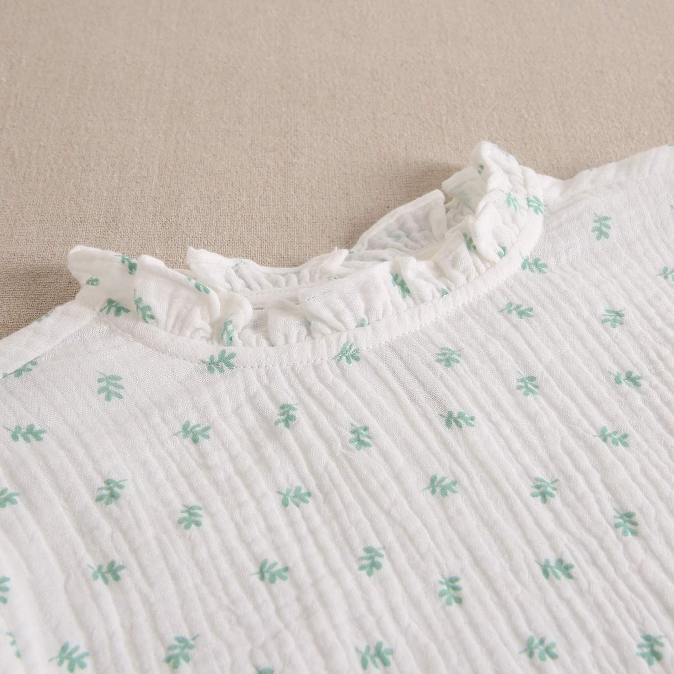 Imagen de Blusa teen blanca con estampado  de flores verdes
