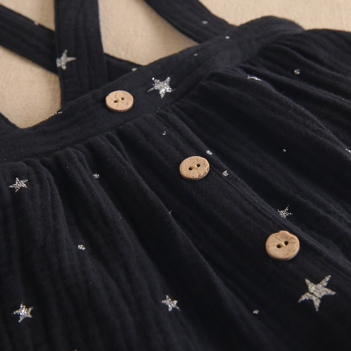 Imagen de Ranita de bebé niña con tirantes en color negro con estrellas en purpurina en plata 