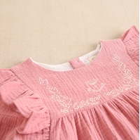Imagen de Vestido de niña rosa de bambula con detalle bordado en blanco