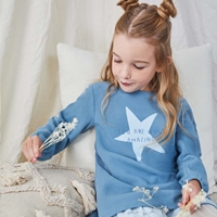 Imagen de Vestido de niña con estampado de estrella y tejido combinado en azul