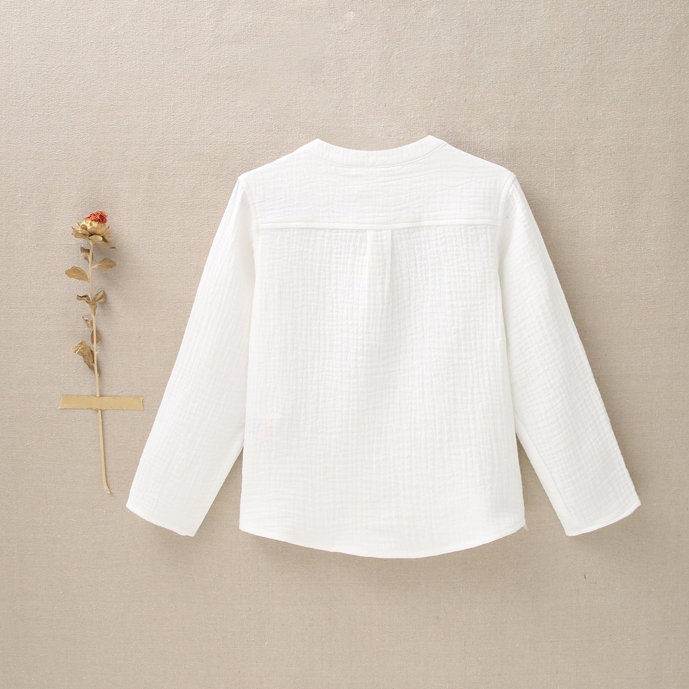 Camiseta blanca con estampado y botones de madera para niña – Cielito