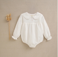 Imagen de Ranita de bebé niña en color blanco con cuello bebé bordado