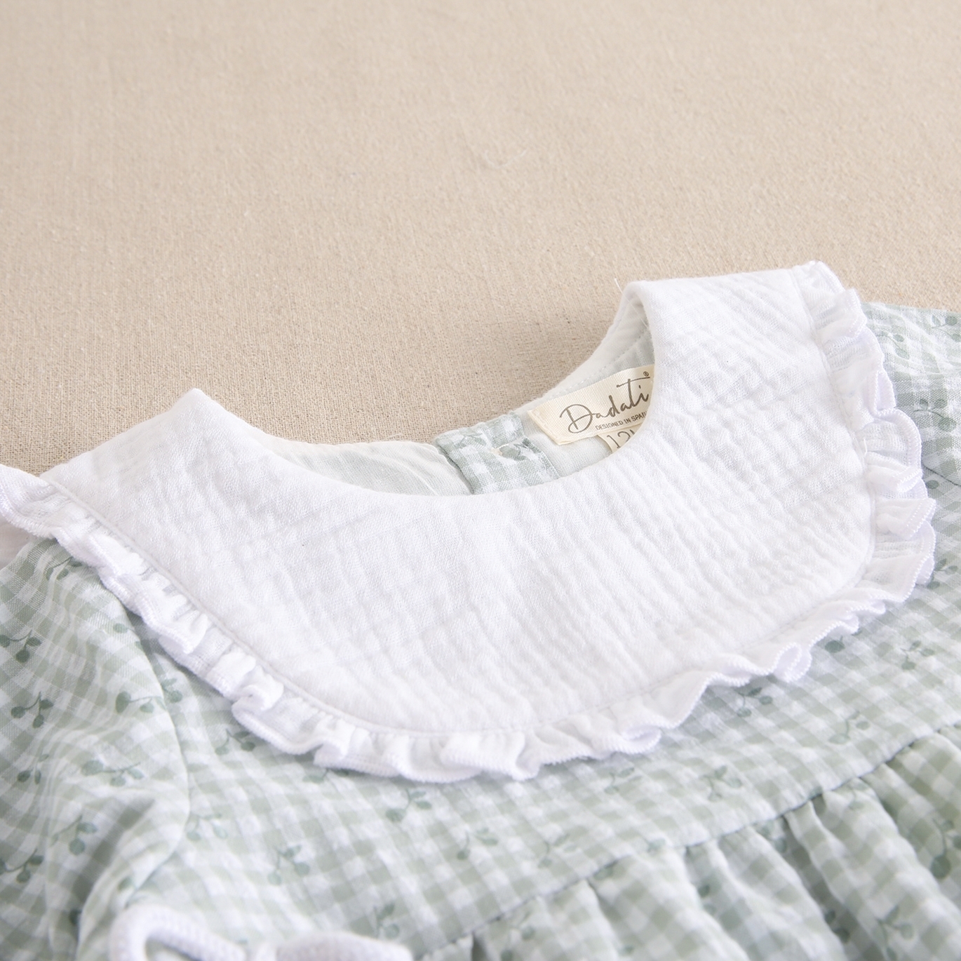Imagen de Vestido de bebé niña de cuadros vichy verde agua con estampado  de cerezas. Cuello blanco