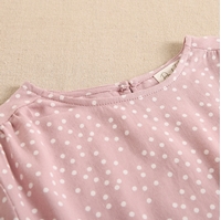 Imagen de Blusa de niña rosa con lunares blancos y de manga larga