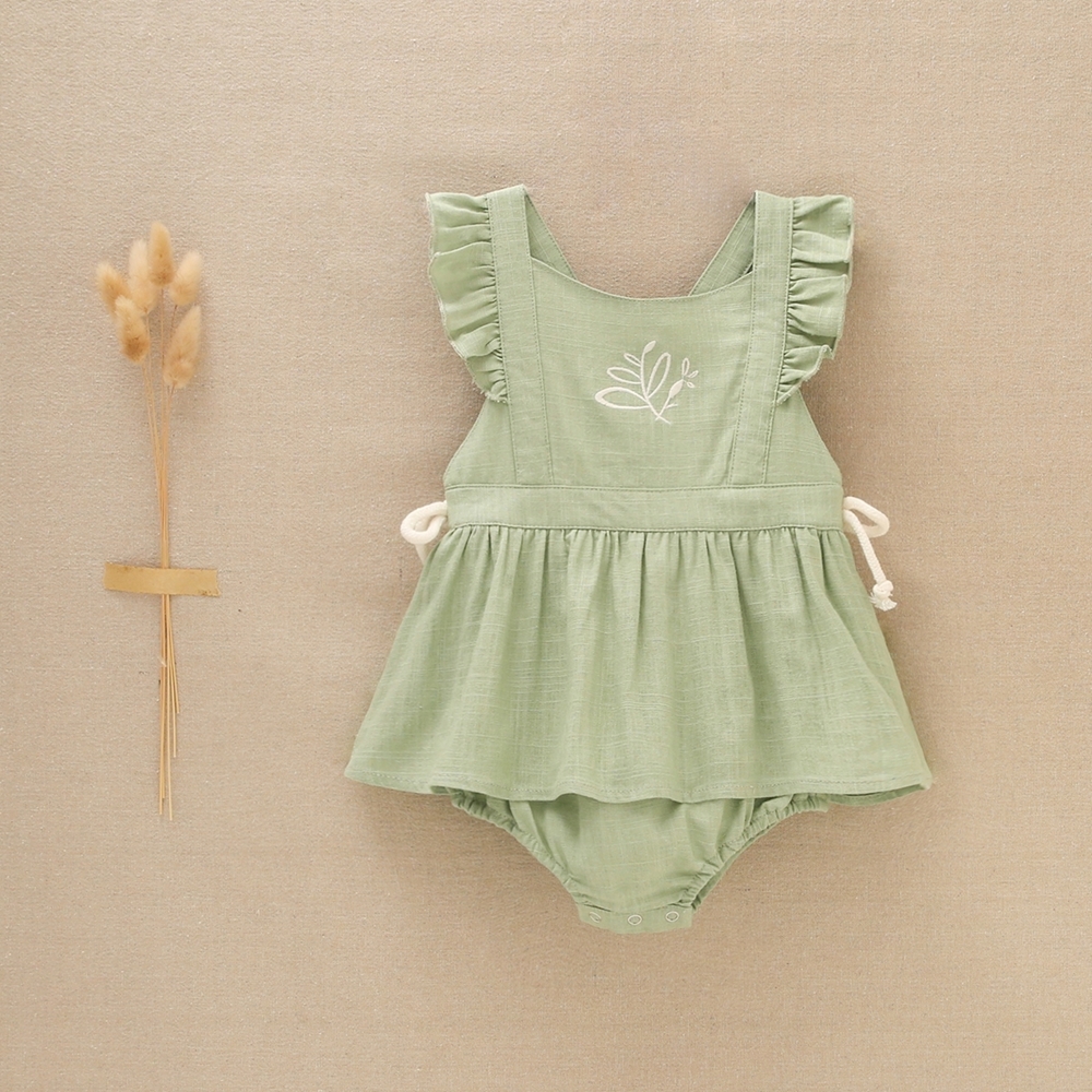 Imagen de Vestido de bebé niña estilo jesusito en lino verde manzana