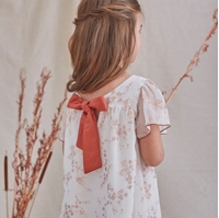 Imagen de Vestido de niña en gasa con estampado en color cobre