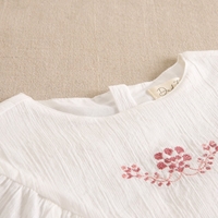Imagen de Blusa de niña blanca con bordado rosa empolvado