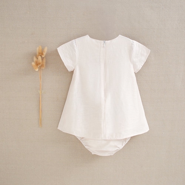 Imagen de Vestido de bebé niña con braguita satinado beige