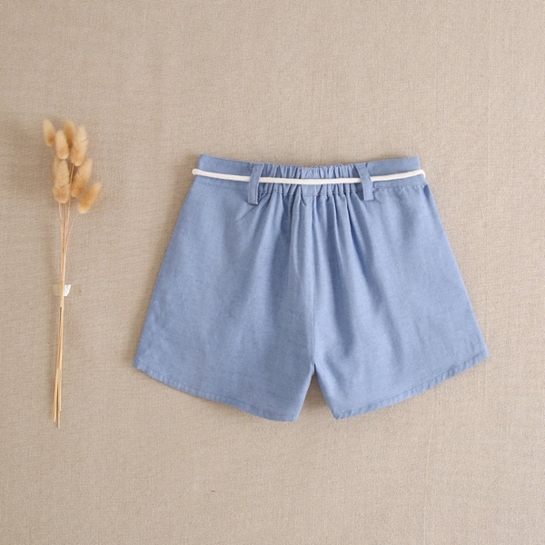 Imagen de Short de niña azul lavado con cordón crudo