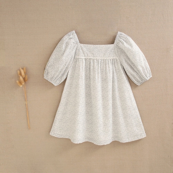 Imagen de Vestido de niña blanco estampado de hojas grises