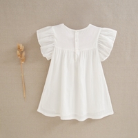 Imagen de Vestido de niña blanco y tejido de rayas coral en pechera