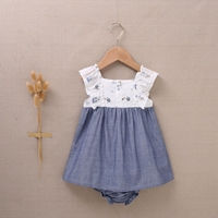 Imagen de Vestido de bebé niña con cubrepañal en azul denim combinado con estampado