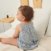 Imagen de Vestido de bebé niña con cubrepañal azul grisáceo con estrellas blancas