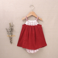 Imagen de Vestido de bebé niña con cubrepañal granate con tirantes y estampado étnico