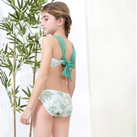 Imagen de Bikini de niña en color verde con estampado y tirantes gruesas de color verde