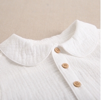 Imagen de Camisa de bebé niño con cuello de bebé en muselina de color blanco y botones madera