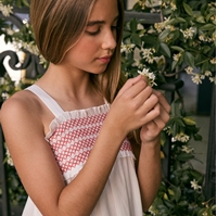 Imagen de Vestido de niña teen midi blanco con nido de abeja rojo