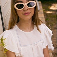 Imagen de Blusa de niña blanca detalle pespunte azul en pechera