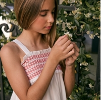 Imagen de Vestido de niña teen midi blanco con nido de abeja rojo