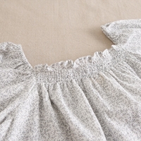 Imagen de Blusa de niña blanca con estampado de hojas grises