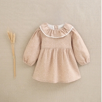 Imagen de Vestido de bebé niña beige tostado con estampado de estrellas blancas y cuello volante