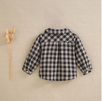 Imagen de Camisa de bebé niño de cuadros bicolor beige tostado y negro con cuello mao