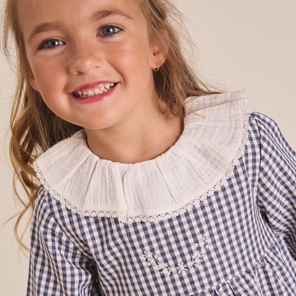 Imagen de Vestido de niña en cuadros vichy azul y blanco con cuello volante en blanco