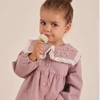 Imagen de Vestido de bebé niña morado con cuello cuadrado bordado