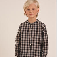 Imagen de Camisa de niño de cuadros bicolor beige tostado y negro con cuello mao