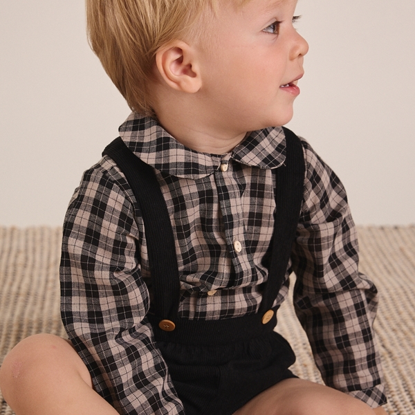 Imagen de Camisa de bebé niño de cuadros bicolor beige tostado y negro con cuello mao