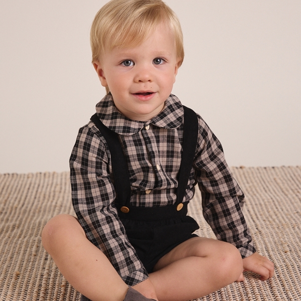 Imagen de Camisa de bebé niño de cuadros bicolor beige tostado y negro con cuello mao