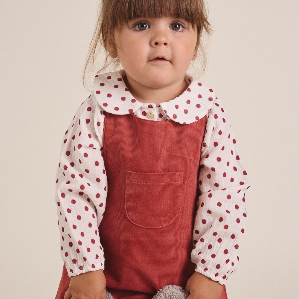 Imagen de Blusa manga larga de bebé niña en blanco con lunares rojos