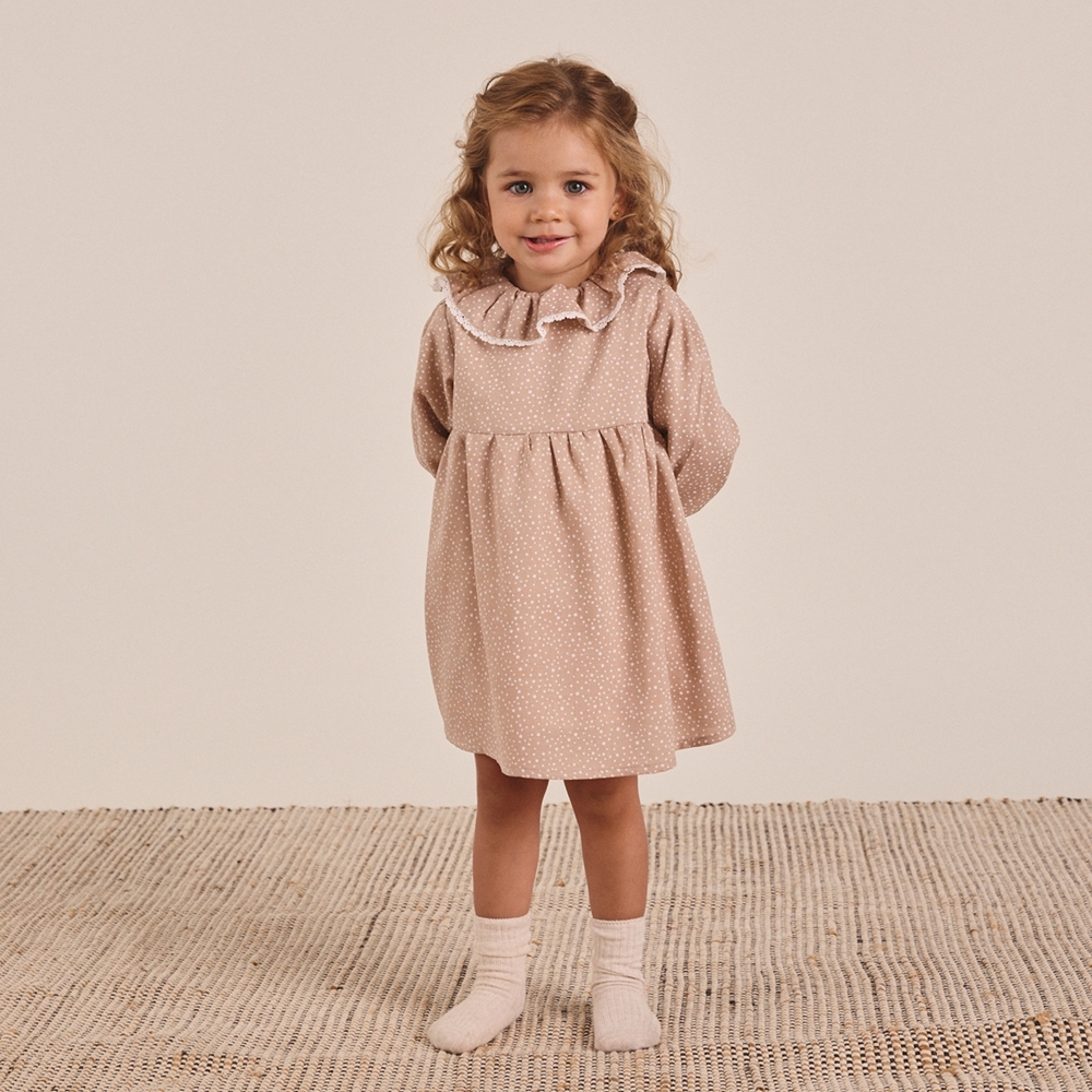 Imagen de Vestido de bebé niña beige tostado con estampado de estrellas blancas y cuello volante