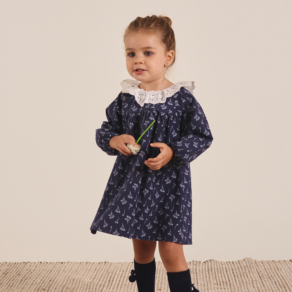 Imagen de Vestido de bebé niña azul marino con estampado de flores y cuello volante en blanco