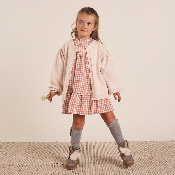 Imagen de Chaqueta de punto para niña en color beige con botones de madera