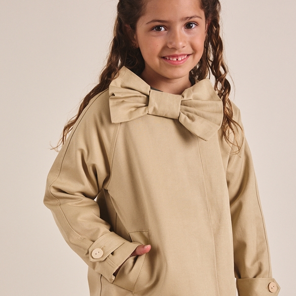 Imagen de Gabardina de niña en color camel con lazo e interior de guatiné