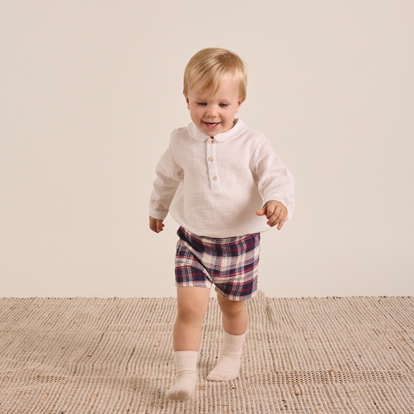 Imagen de Conjunto de bebé niño de camisa blanca y short de franela de cuadro tartán