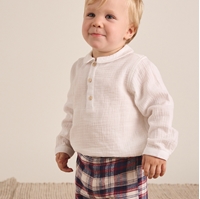 Imagen de Conjunto de bebé niño de camisa blanca y short de franela de cuadro tartán