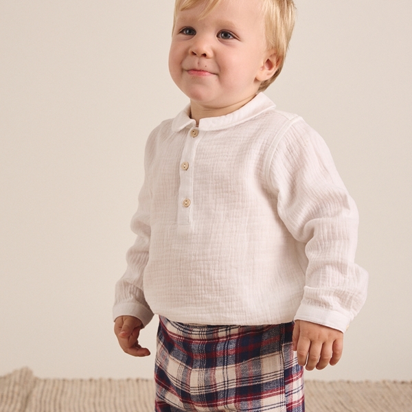 Imagen de Conjunto de bebé niño de camisa blanca y short de franela de cuadro tartán