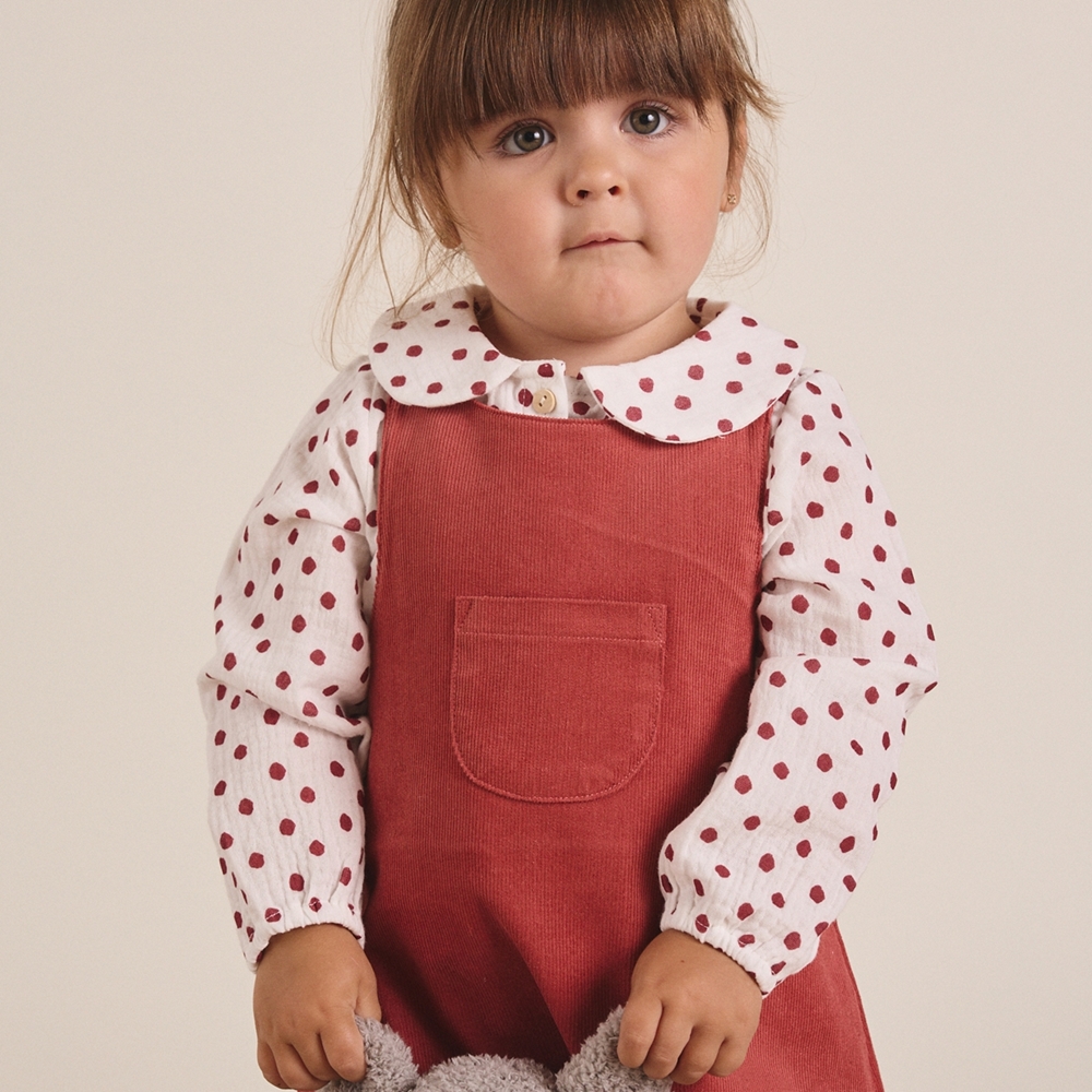 Imagen de Conjunto de bebé niña de pichi de bebé niña de micropana rojo y blusa de manga larga blanca con lunares rojos 