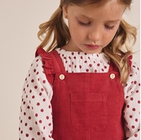 Imagen de Conjunto de niña de peto de micropana rojo y blusa de manga larga blanca con lunares rojos