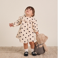 Imagen de Conjunto de bebé niña de vestido color crudo de lunares negro con lazo y calcetines blancos con pompón y abrigo acolchado camel