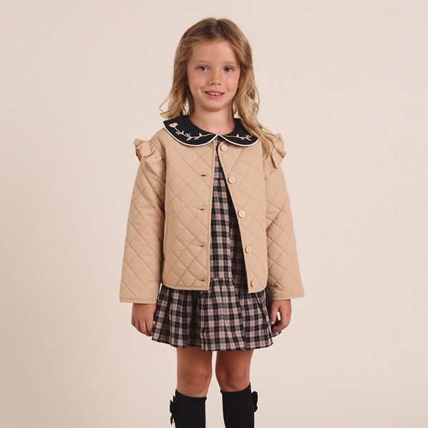 Imagen de Conjunto de niña de vestido de cuadro bicolor beige tostado y negro, chaqueta acolchada color camel y y leotardo negro liso