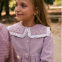 Imagen de Vestido de niña morado con cuello cuadrado bordado