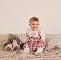 Imagen de Conjunto de bebé niña de ranita cuadro vichy rosa y blanco y blusa con estampado de flores y cacetines