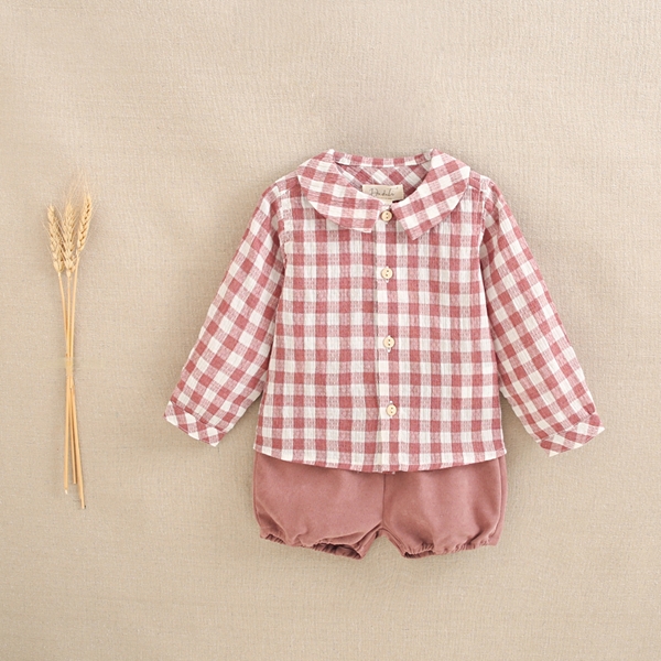 Imagen de Conjunto de bebé niño de camisa en cuadros vichy rosa y blanco y pololo liso con calcetines blancos de pompones