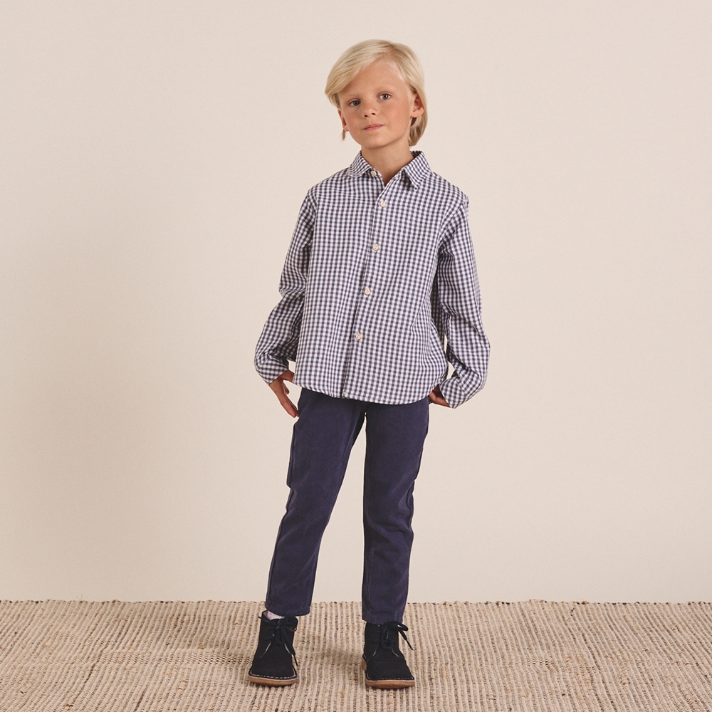 Imagen de Conjunto de niño de camisa de cuadro vichy azul marino y blanco y pantalón tipo chino gris oscuro