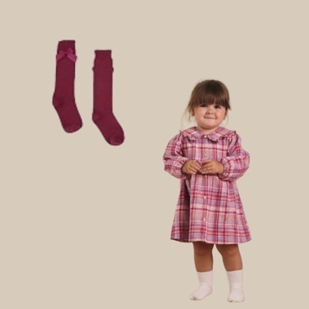 Imagen de Conjunto de bebé niña de vestido de franela de cuadros rosa y morado y calcetín granate con lazo