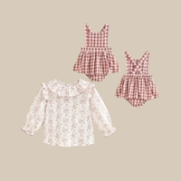 Imagen de Conjunto de bebé niña de ranita cuadro vichy rosa y blanco y blusa con estampado de flores y cacetines